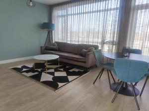 salon z kanapą i stołem w obiekcie K50163 Modern apartment near the center and free parking w Eindhoven
