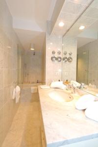 duża łazienka z umywalką i prysznicem w obiekcie Barteaux Kampenkliff w mieście Kampen
