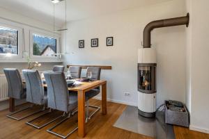 comedor con mesa y chimenea en Ferienwohnung Auszeit Langmatt, en Sulzburg