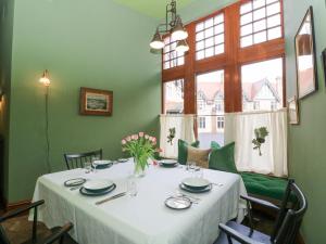 mesa de comedor con mantel blanco en Derry - Mar Lodge Estate, en Ballater