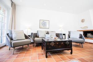 a living room with chairs and a coffee table at Haus Wattpieper in Munkmarsch