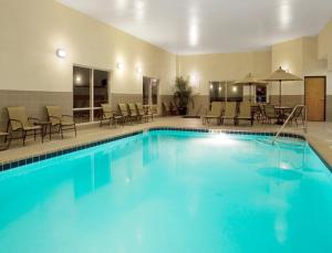 una gran piscina en un hotel con sillas y mesas en Holiday Inn Express Hotel & Suites Lake Zurich-Barrington, an IHG Hotel, en Lake Zurich