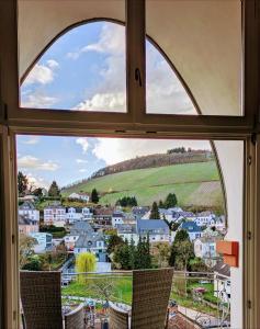 een uitzicht vanuit een raam van een stad bij Stefans Stadthaus in Saarburg