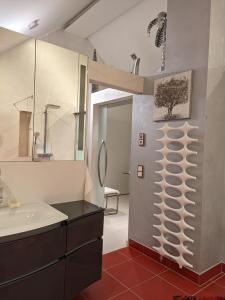 ein Bad mit einem Waschbecken, einem WC und einer Dusche in der Unterkunft Stefans Stadthaus in Saarburg