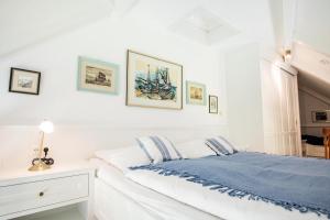 カイトゥムにあるAlte Mühleの白いベッドルーム(青い毛布付きのベッド付)