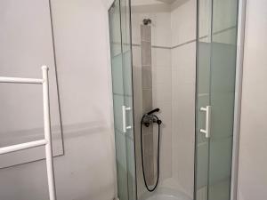 um chuveiro com uma porta de vidro na casa de banho em Studio Saint-Cyprien, 1 pièce, 2 personnes - FR-1-753-20 em Saint-Cyprien