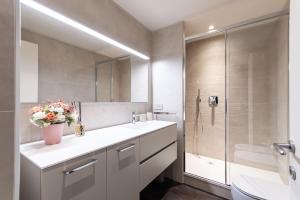 Koupelna v ubytování Free Parking in Luxury Suite with City View - Steps to Brignole Train Station + 22 fotografií