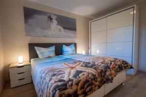 een slaapkamer met een groot bed en een grote kast bij Hund und Meer in Cuxhaven