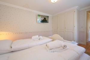 1 dormitorio con 2 camas y toallas. en Krauthahn Anbau, en Westerland