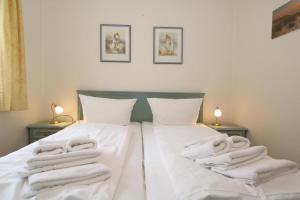ヴェスターラントにあるHebben Haus Atriumのベッドルーム1室(ベッド1台、白いタオル付)