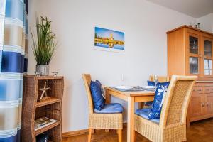 uma sala de jantar com mesa e cadeiras em Atlantik 23 -Standnahe Ferienwohnung em Wenningstedt
