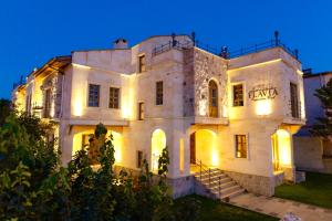 duży biały budynek z oświetleniem w obiekcie Flavia Cappadocia Hotel w mieście Uçhisar