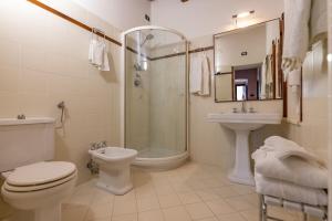 uma casa de banho com um WC, um lavatório e um chuveiro em Villa Costanza em Castiglion Fiorentino
