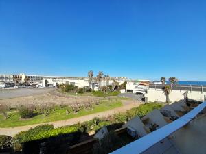 Vom Balkon eines Apartments genießen Sie Strandblick. in der Unterkunft Appartement Village Naturiste Sensuel in Cap d'Agde