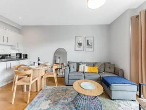 a living room with a couch and a table at Pass The Keys Charming 2 - Bed Apartment in Historic Drapery Modern - Comfort in Central London in London