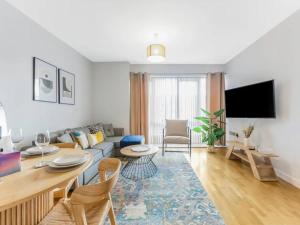 Pass The Keys Charming 2 - Bed Apartment in Historic Drapery Modern - Comfort in Central London في لندن: غرفة معيشة مع أريكة وطاولة