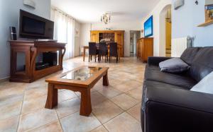 un salon avec un canapé et une table basse dans l'établissement La Rose Des Vents, à Modène