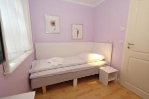 ヴェニングシュテットにあるThomas Mann /Landhaus Friedrichshainの紫の壁の部屋の白いベンチ