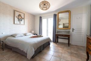 - une chambre avec un lit, un miroir et un piano dans l'établissement La Rose Des Vents, à Modène 17 autres photos