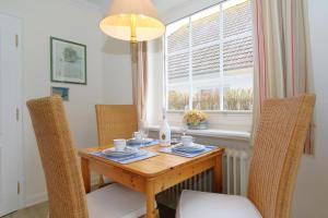 a dining room with a table and chairs and a window at Sommer Munkmarsch in Munkmarsch