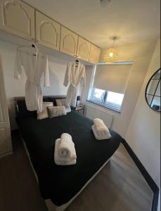 um quarto com uma cama com toalhas em PEACEFUL entire property with luxury jacuzzi pool em Southend-on-Sea