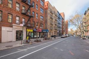 une rue vide dans une ville avec des bâtiments dans l'établissement Blueground Chelsea elevator wd nr 8th Ave NYC-1449, à New York