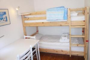- une chambre avec 2 lits superposés et un bureau dans l'établissement App. Hölscher 21, à Westerland