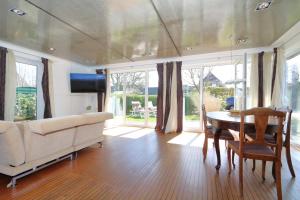 ein Wohnzimmer mit einem Sofa und einem Tisch in der Unterkunft App. Hookipa EG/UG in Westerland