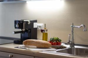 um balcão de cozinha com um lavatório com um pão e uma batedeira em Villa Costanza em Castiglion Fiorentino