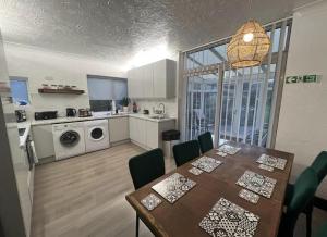 Een keuken of kitchenette bij Entire Property & Luxury Pool, Wi-Fi & Parking