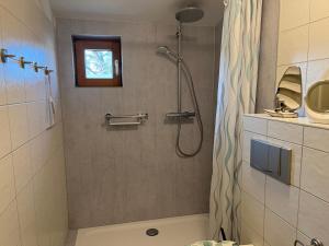 a bathroom with a shower with a shower curtain at Casa del Mar Koserow - 42m bis zum Strand in Ostseebad Koserow