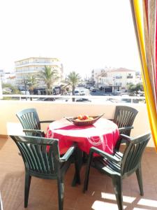 una mesa con un bol de fruta en el balcón en St Cyprien coup de coeur vue sur la mer, en Saint-Cyprien