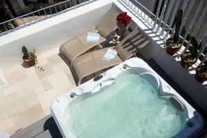 波利尼亞諾阿馬雷的住宿－Dei Serafini，阳台上享有空中美景,设有浴缸。