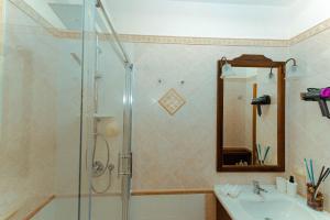 Koupelna v ubytování Casa di Mirabella + 12 fotografií