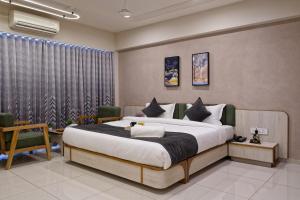 艾哈邁達巴德的住宿－Exora Inn，一间卧室,卧室内配有一张大床