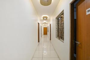 un pasillo de un pasillo con en FabHotel Dhruva, en Phanda