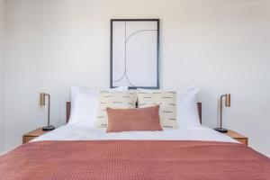 1 dormitorio con 1 cama grande con almohadas blancas en Floor Harvard Sq 2BR w Gym Elevator BOS-378, en Cambridge