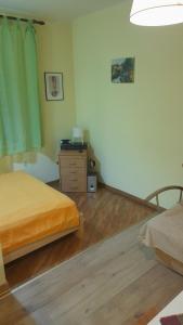 een slaapkamer met 2 bedden en een dressoir. bij Vracar Krunska Jamiva in Belgrado