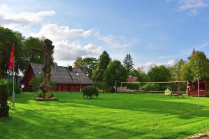 duże pole trawy z domem i celem w obiekcie Namas su vaizdu į ežerą "Giliaus Nendrė" w mieście Tytuvėnai