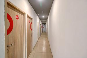 un pasillo en un edificio de oficinas con un pasillo largo en OYO Flagship JPS Grand Hotel en Nueva Delhi