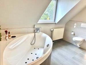 Kúpeľňa v ubytovaní 65qm Luxus Apartment mit Whirlpool Saarbrücken Uni Nähe