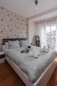 a bedroom with a large bed with white pillows at tuGuest Dílar Apartment in Granada