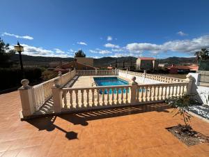 Calles的住宿－Chalet con piscina privada en Calles，庭院中游泳池周围的白色围栏