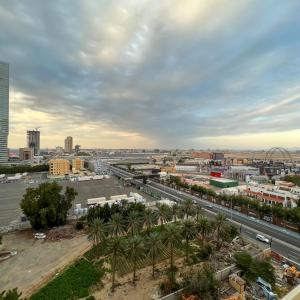 vistas a una ciudad con una autopista y palmeras en Jeddah Red Sea View شقة بحرية عصرية en Yeda