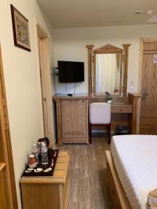 A television and/or entertainment centre at Teba Hotel Ras Elbar