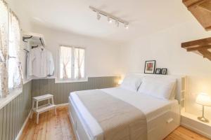 sypialnia z białym łóżkiem i oknem w obiekcie Keramidogatos Marie Guest House, Corfu Old Town w Korfu