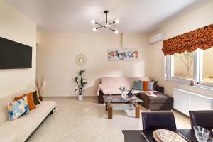 TV a/nebo společenská místnost v ubytování Helios Dream Apartment with Private Pool + 35 fotografií