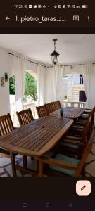 een grote houten tafel met stoelen in een kamer bij Agava Apartments in Sutivan