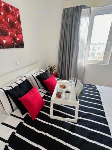 ゲンナジーにあるGennadi Holiday Homeのベッドルーム1室(大型ベッド1台、赤と黒の枕付)