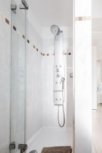 una doccia con porta in vetro in bagno di Front Lake Pearl 5 for 6PAX -By EasyLife Swiss a Lugano